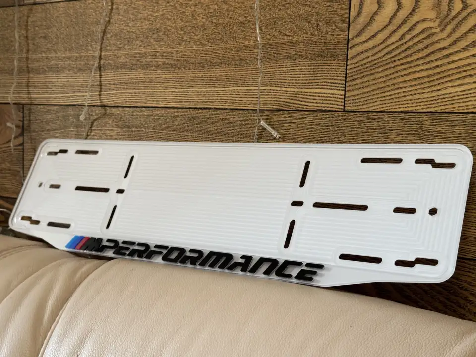 BMW M Performance · белая рамка, чёрные буквы Белая номерная рамка BMW M Performance с чёрными объёмными буквами и M-полосками