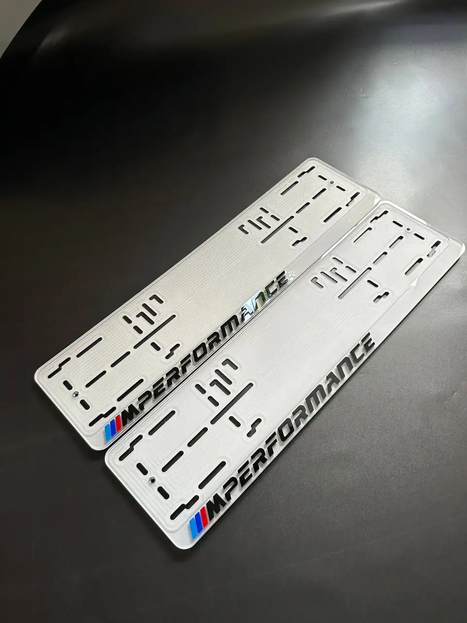 BMW M Performance · белые рамки Пара белых номерных рамок BMW M Performance с хромированными буквами