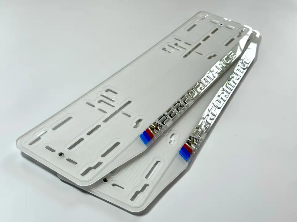 BMW M Performance · белая рамка, хром-буквы Белая номерная рамка BMW M Performance с хромированными буквами и M-полосками