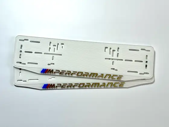 Белая номерная рамка BMW M Performance с золотыми буквами и M-полосками