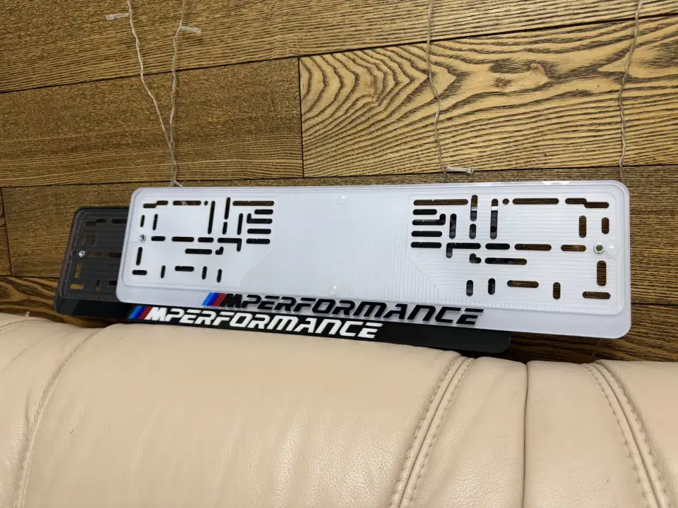 M Performance · чёрно-белые рамки, M-полоски Номерная рамка BMW M Performance с объёмными буквами и M-полосками