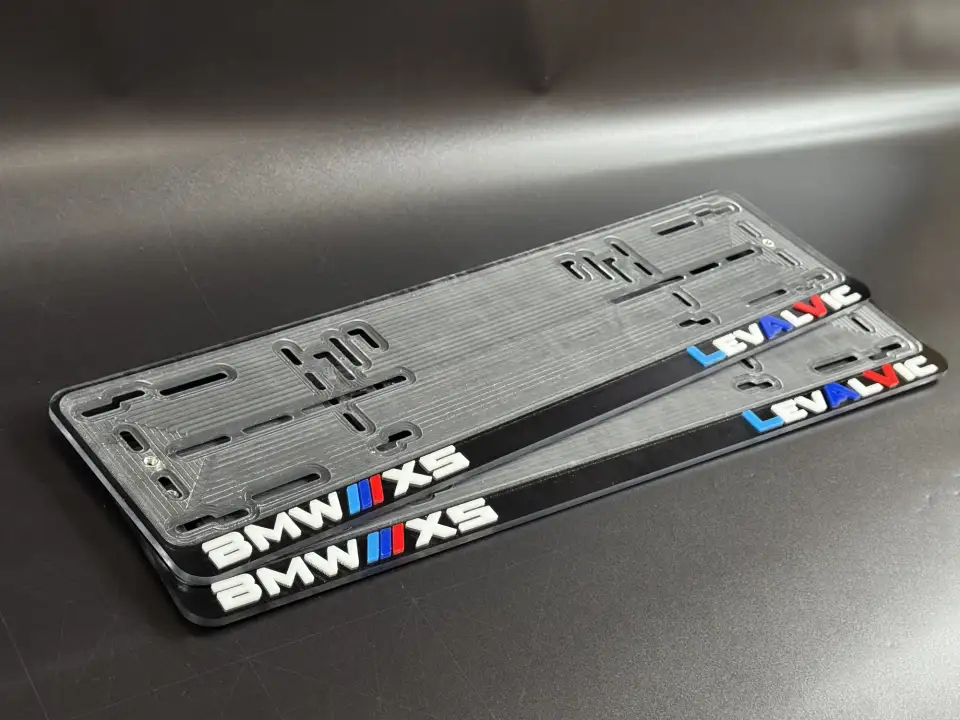BMW X5 · чёрная рамка, M-полоски, Levalvic Чёрная номерная рамка BMW X5 с M-полосками и надписью Levalvic, другой ракурс