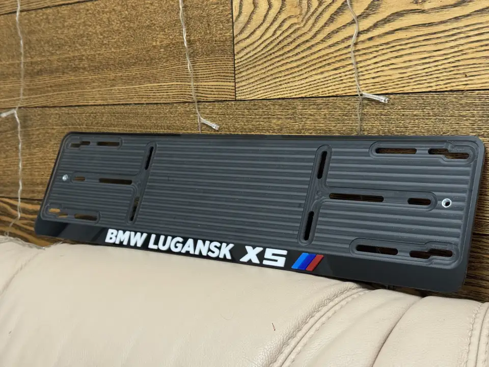 BMW Lugansk X5 · чёрная, M-полоски Чёрная номерная рамка BMW Lugansk X5 с белыми объёмными буквами и M-полосками