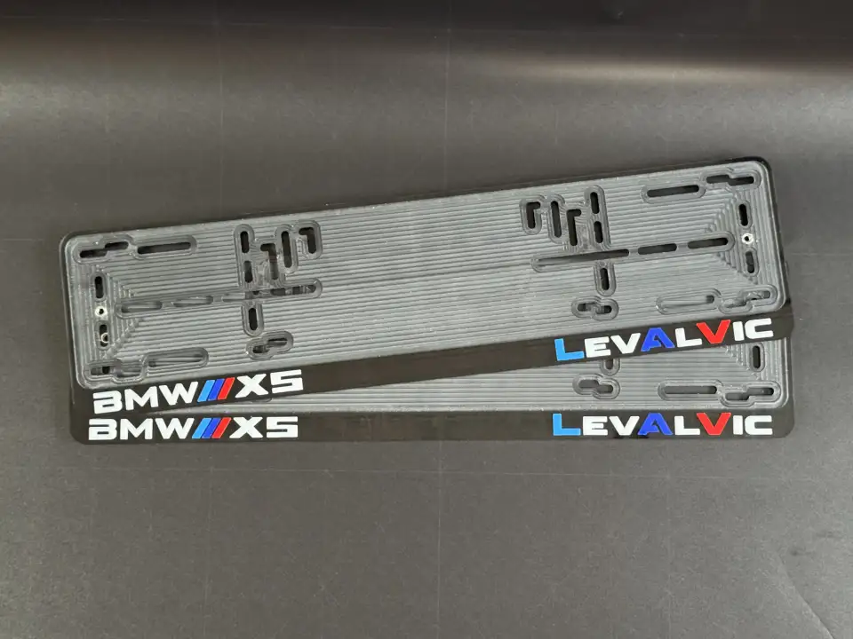 BMW X5 · чёрная рамка, M-полоски, Levalvic Чёрная номерная рамка BMW X5 с M-полосками и надписью Levalvic