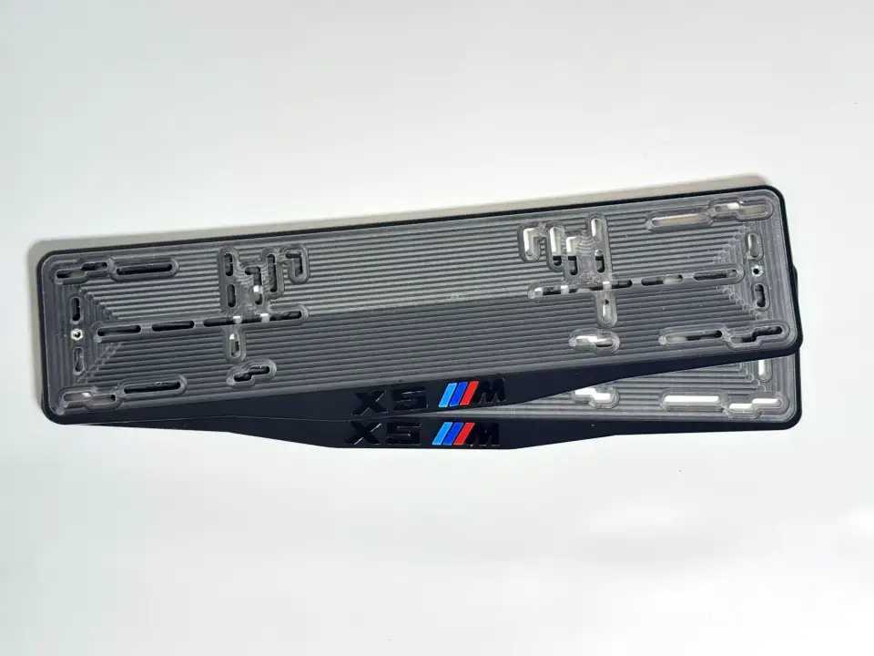 BMW X5 M · чёрные рамки Пара чёрных номерных рамок BMW X5 M с фирменными M-полосками