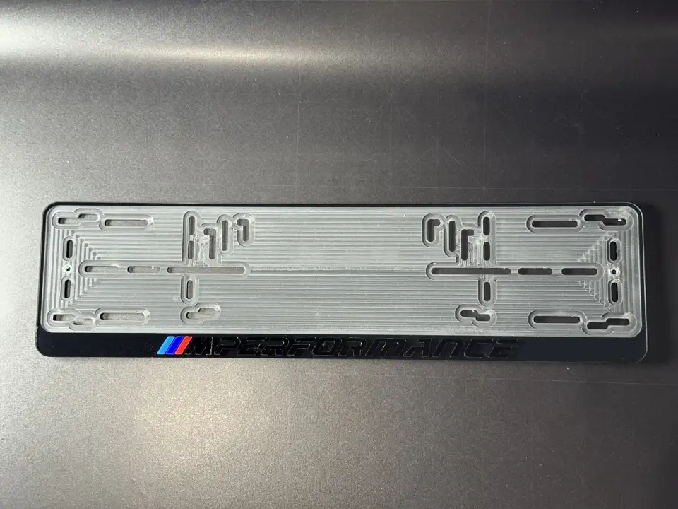 BMW M Performance · чёрная, хром-буквы Чёрная номерная рамка BMW M Performance с хромированными буквами, вид сверху