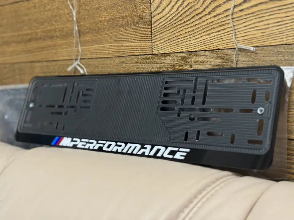 BMW M Performance · чёрный глянец, белые буквы Чёрная номерная рамка BMW M Performance с белыми объёмными буквами