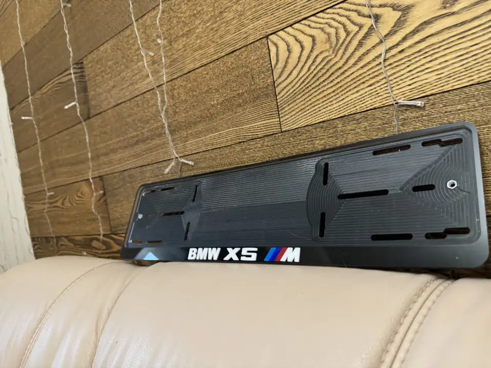 BMW X5 M · чёрный глянец, белые буквы Чёрная номерная рамка BMW X5 M с белыми буквами и полосками M