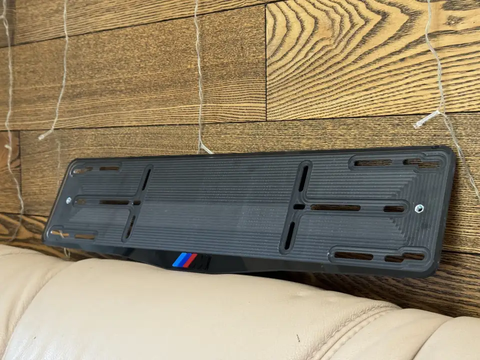 BMW M · чёрная глянцевая рамка с эмблемой ///M Чёрная глянцевая номерная рамка BMW с объёмной эмблемой M