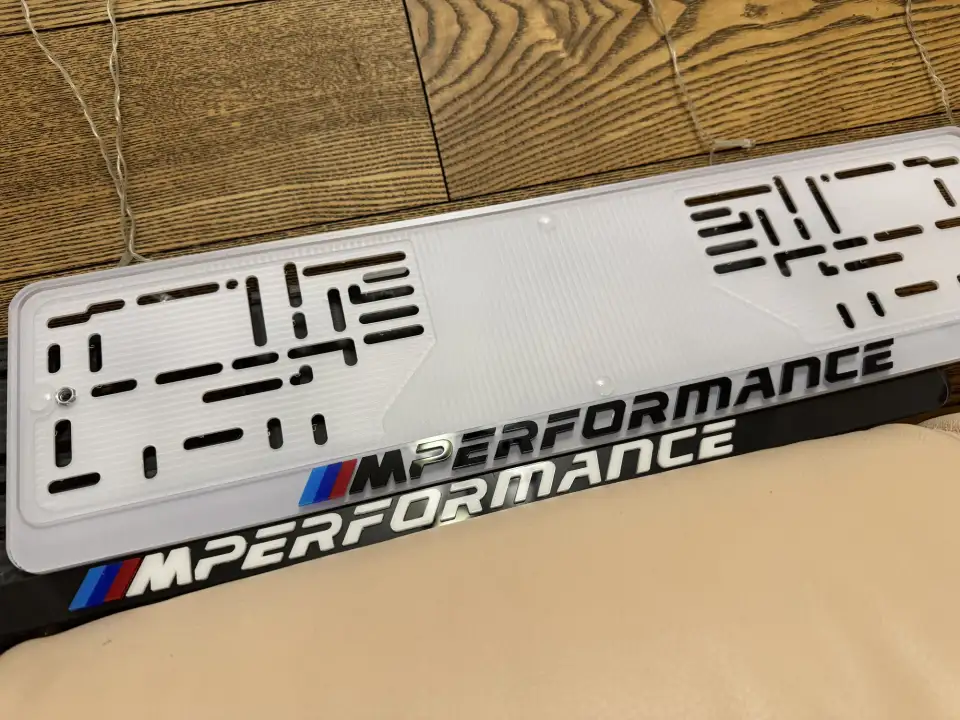 M Performance · чёрная рамка, объёмные буквы Чёрная номерная рамка BMW M Performance с объёмными буквами и M-полосками