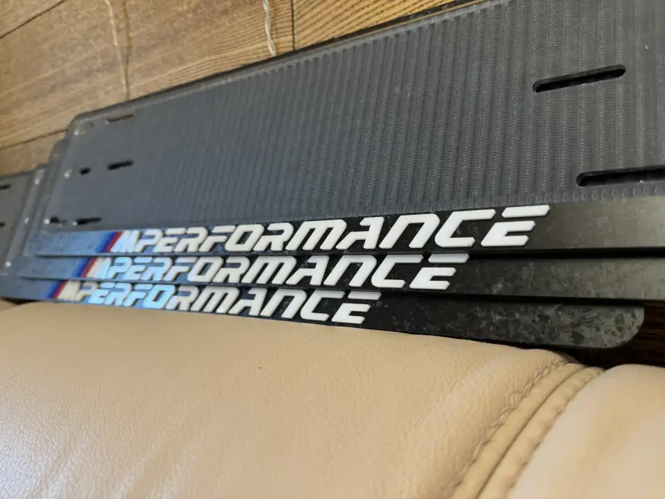 BMW M Performance · карбон, объёмные буквы Чёрная карбоновая номерная рамка BMW M Performance с объёмными белыми буквами