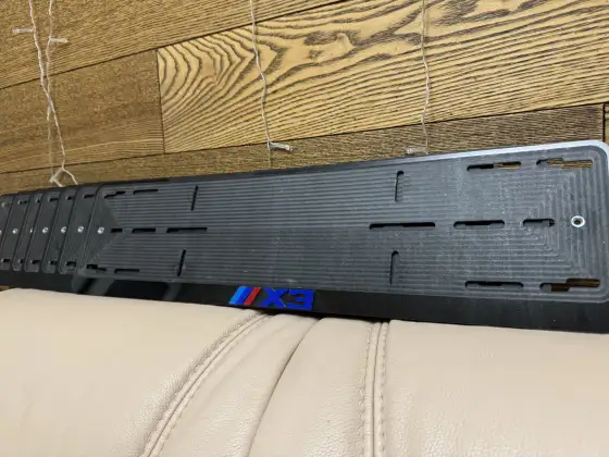 Чёрная номерная рамка BMW X3 с синими объёмными буквами и M-полосками