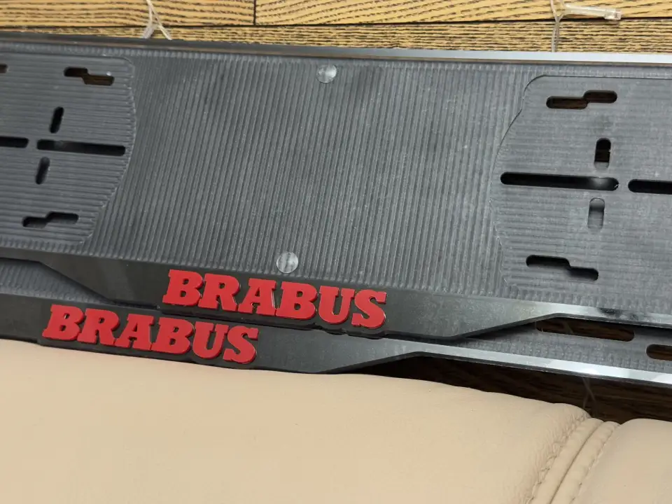 BRABUS · крупный план красных букв Крупный план красных букв BRABUS на чёрной номерной рамке