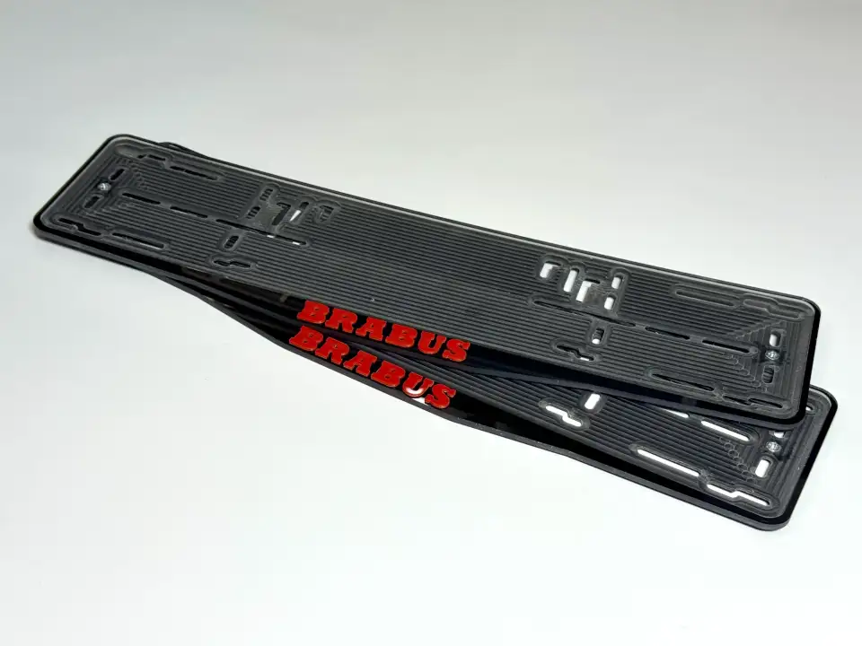 BRABUS · чёрные рамки, красные буквы Пара чёрных номерных рамок BRABUS с красными объёмными буквами