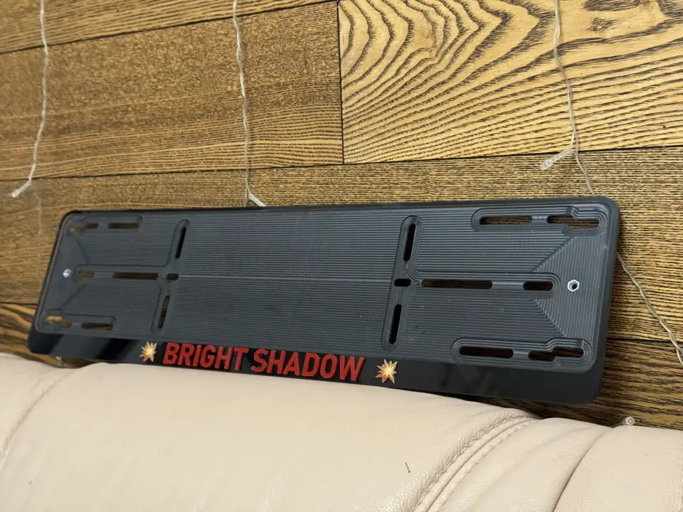 BRIGHT SHADOW · чёрная рамка, красные буквы Чёрная номерная рамка с красной надписью BRIGHT SHADOW