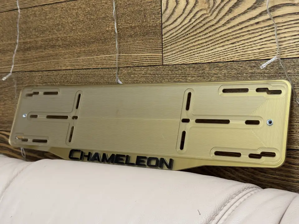 CHAMELEON · золотистая рамка хамелеон, чёрные буквы Золотистая номерная рамка CHAMELEON с чёрными хромированными объёмными буквами