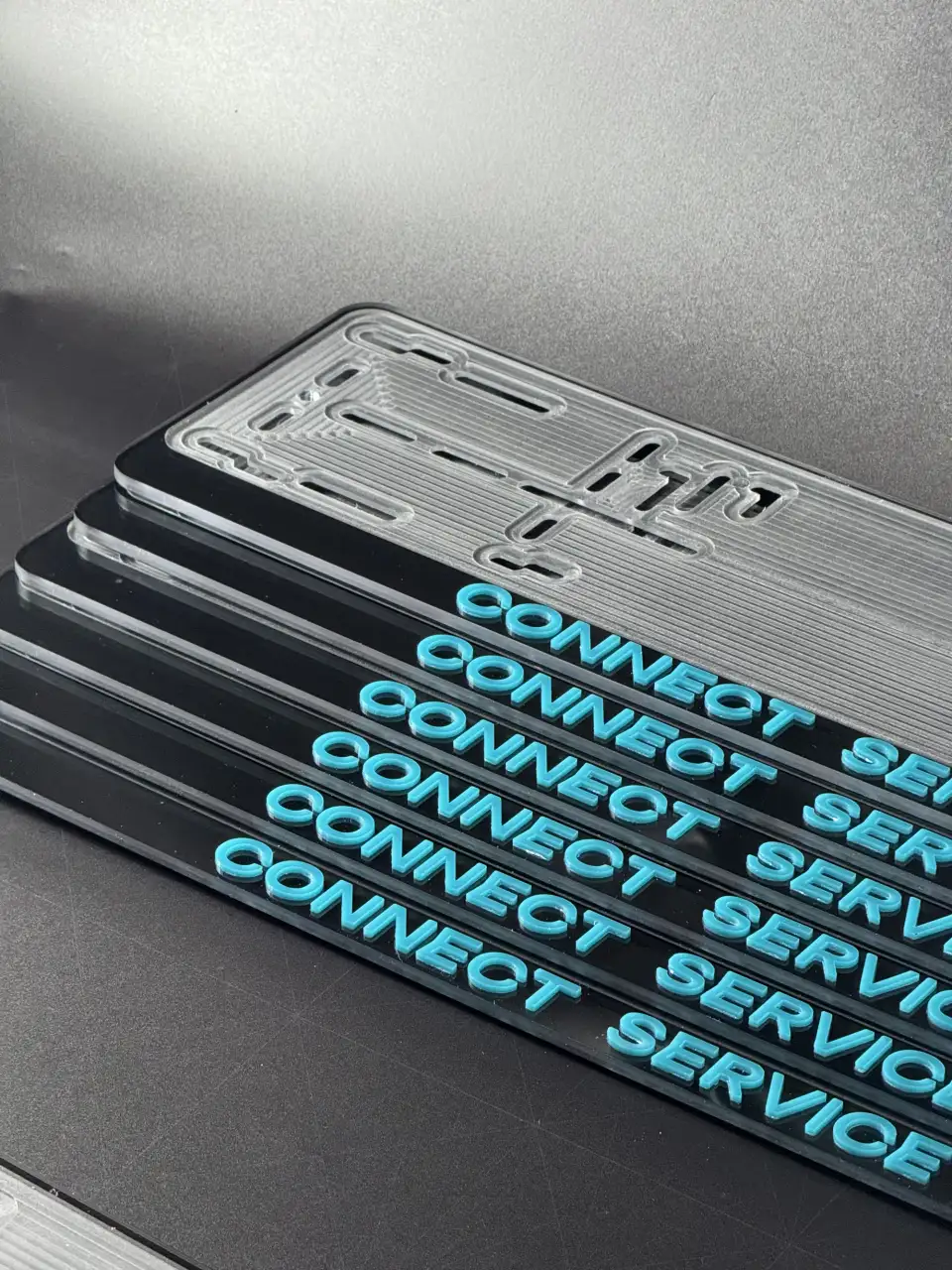 CONNECT SERVICE · чёрные рамки, бирюзовые буквы Несколько чёрных номерных рамок CONNECT SERVICE с бирюзовыми объёмными буквами
