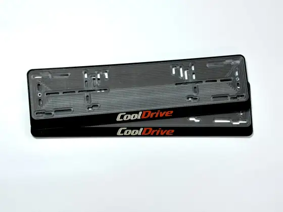 Чёрная номерная рамка CoolDrive с хромированно-красными объёмными буквами