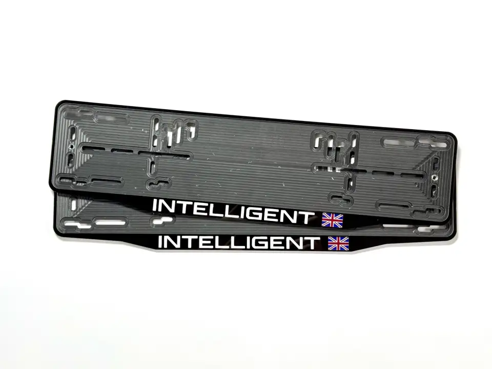 INTELLIGENT · чёрная рамка, белые буквы, флаг Великобритании Чёрная номерная рамка INTELLIGENT с белыми объёмными буквами и флагом Великобритании