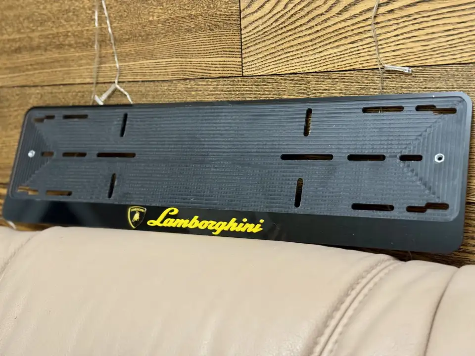Lamborghini · чёрный глянец, жёлтые буквы Чёрная рамка для номера Lamborghini с жёлтыми объёмными буквами