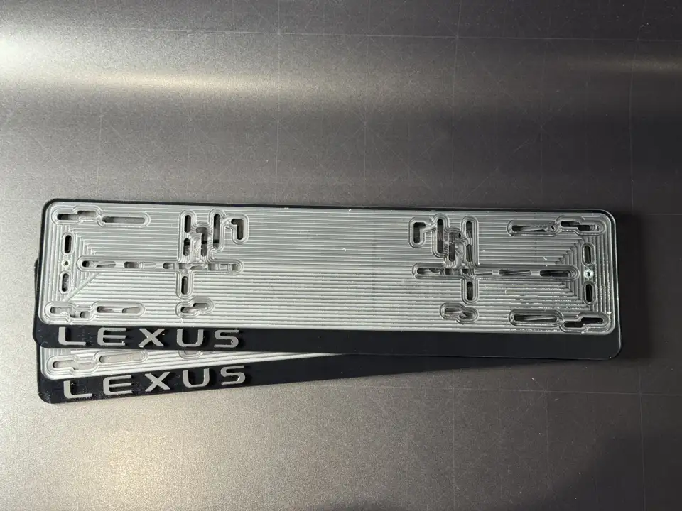 Lexus · чёрная рамка, серебристые буквы Чёрная рамка для номера Lexus с серебристыми объёмными буквами