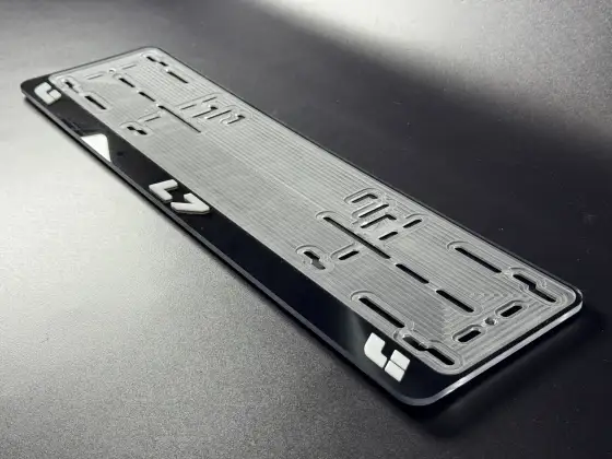 Li Auto L7 · чёрная, белые буквы Чёрная номерная рамка Li Auto L7 с белыми буквами под углом