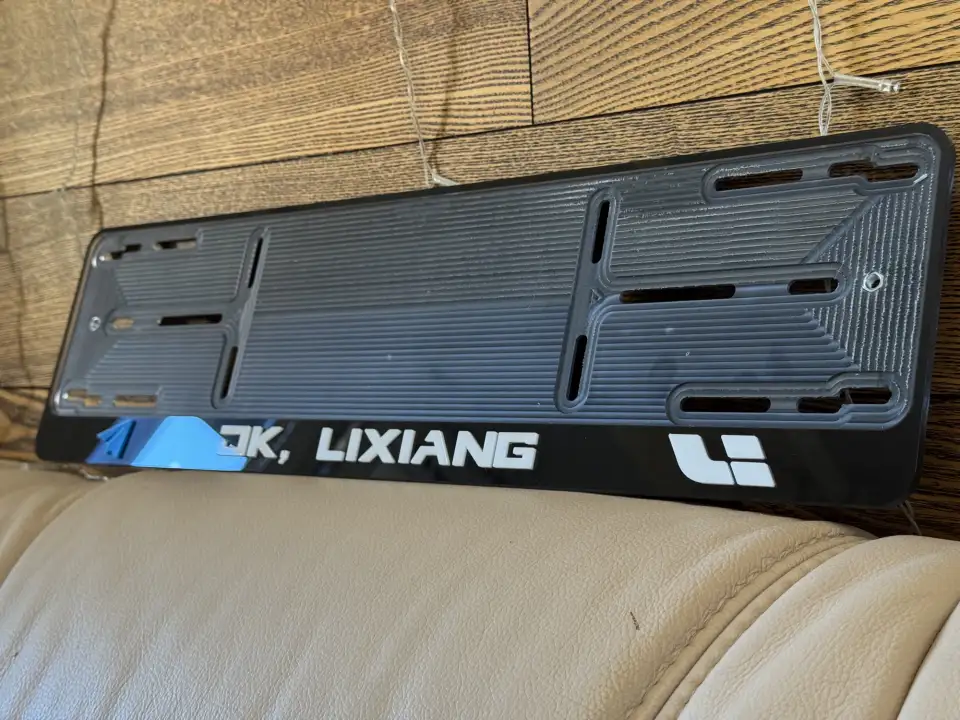 OK, Lixiang · чёрная, синий акцент Чёрная номерная рамка OK, Lixiang с белыми буквами, синим акцентом и логотипом Li
