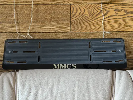 Чёрная номерная рамка с хромированной надписью MMGS