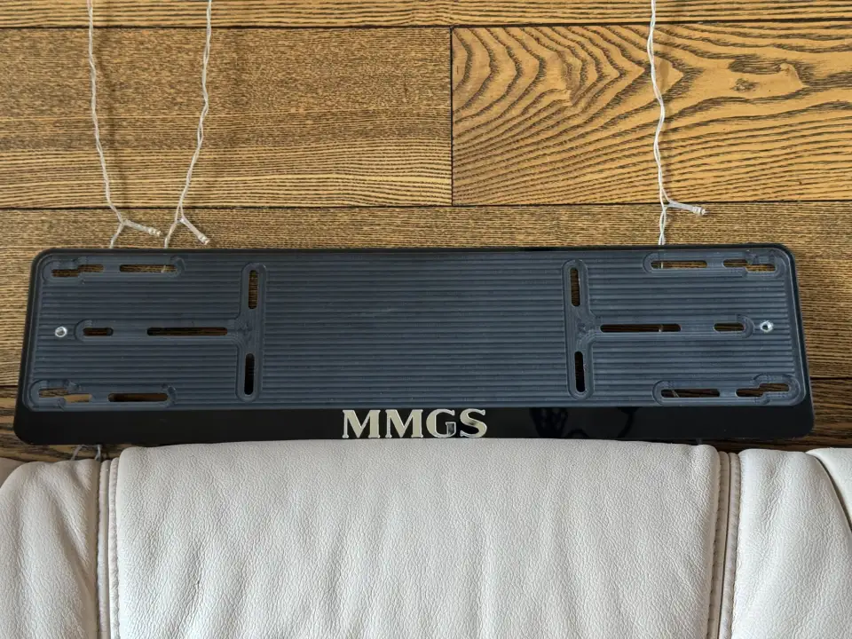 MMGS · чёрная рамка, хромированные буквы Чёрная номерная рамка с хромированной надписью MMGS