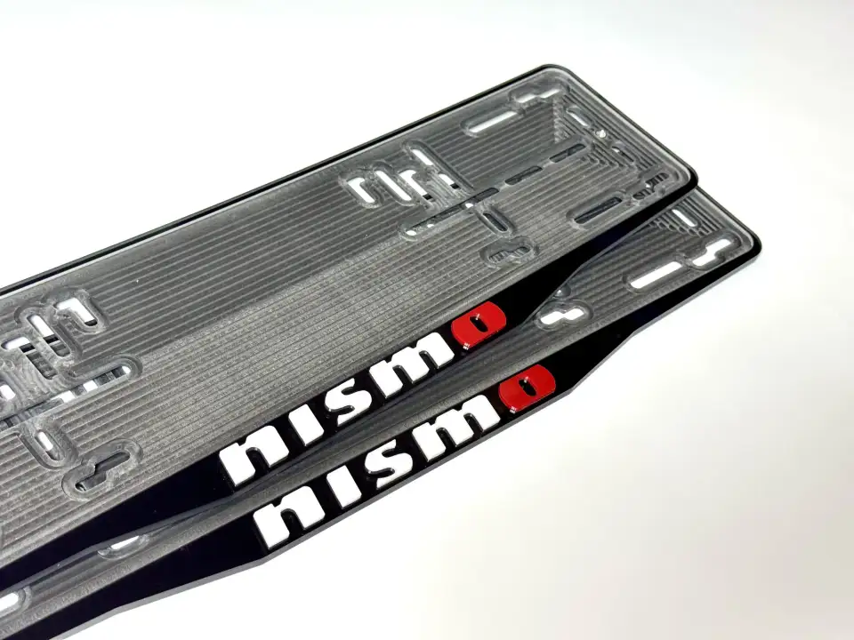 Nissan nismo · макро объёмных букв Макро чёрной номерной рамки Nissan nismo с бело-красными объёмными буквами