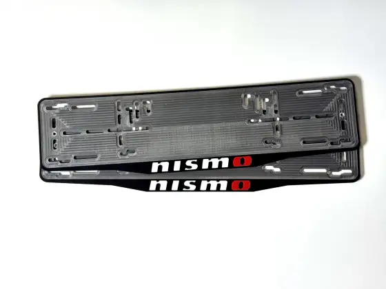 Две чёрные номерные рамки Nissan nismo с белыми и красной объёмными буквами