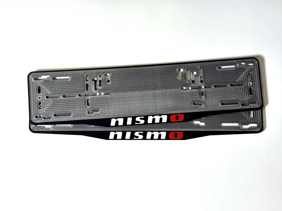 Nissan nismo · чёрные рамки, бело-красные буквы Две чёрные номерные рамки Nissan nismo с белыми и красной объёмными буквами