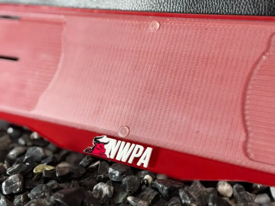 NWPA · красная рамка, объёмный логотип Красная номерная рамка NWPA с объёмным логотипом-быком