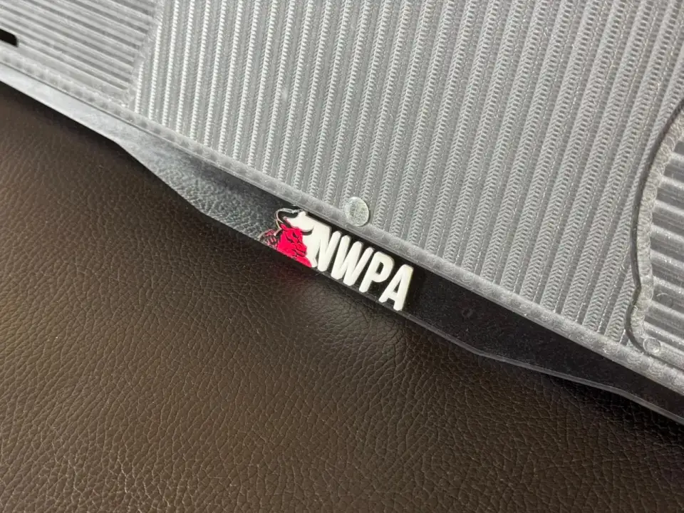 NWPA · объёмный логотип, красный бык Макро номерной рамки NWPA с объёмным логотипом и красным быком