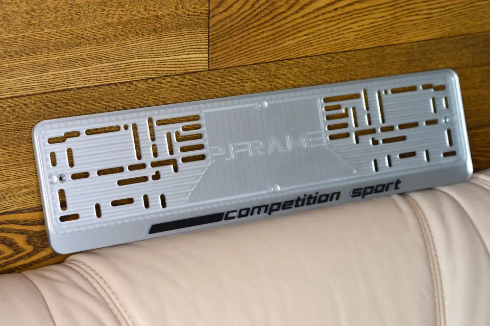 P.FRAME · серебристая рамка, competition sport Серебристая номерная рамка P.FRAME с надписью competition sport