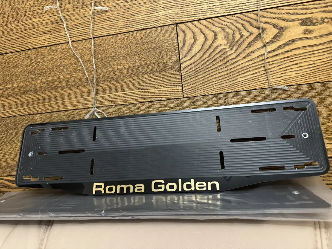 Roma Golden · чёрный глянец, золотые буквы Чёрная номерная рамка Roma Golden с золотыми объёмными буквами