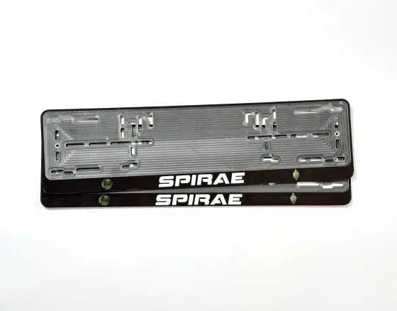 Чёрная номерная рамка SPIRAE с белыми объёмными буквами