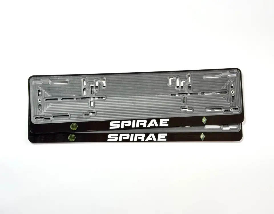 SPIRAE · чёрный глянец, белые объёмные буквы Чёрная номерная рамка SPIRAE с белыми объёмными буквами