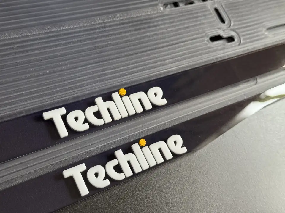 Techline · белые объёмные буквы, макро Макросъёмка белых объёмных букв Techline на номерной рамке