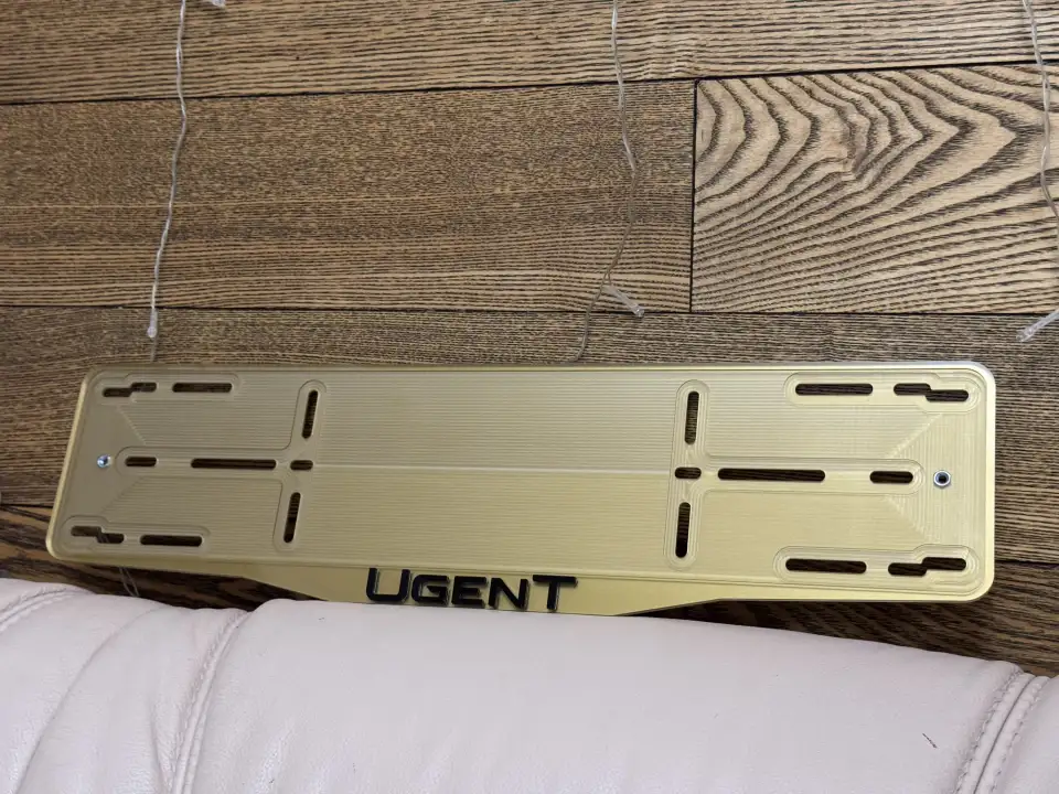 UGENT · золотистая рамка хамелеон, чёрные буквы Золотистая номерная рамка UGENT с чёрными объёмными буквами
