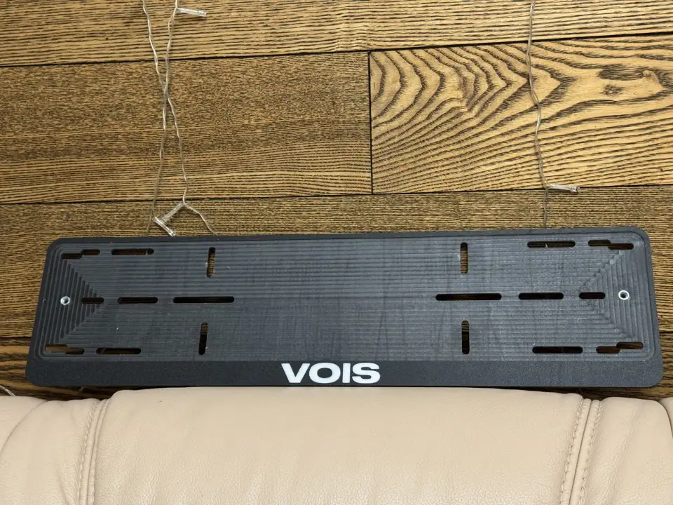 VOIS · чёрная матовая рамка, белые буквы Чёрная матовая номерная рамка VOIS с белыми объёмными буквами
