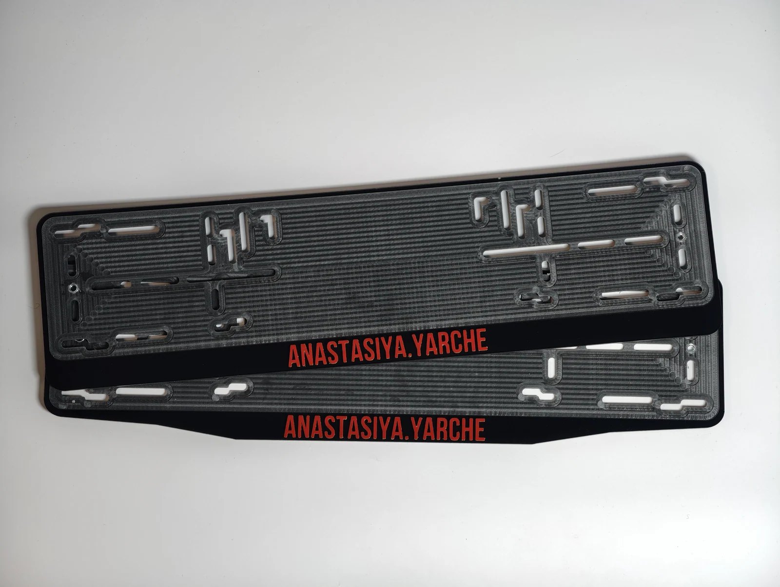 Рамка с надписью ANASTASIYA.YARCHE: чёрный глянец, красные акриловые буквы